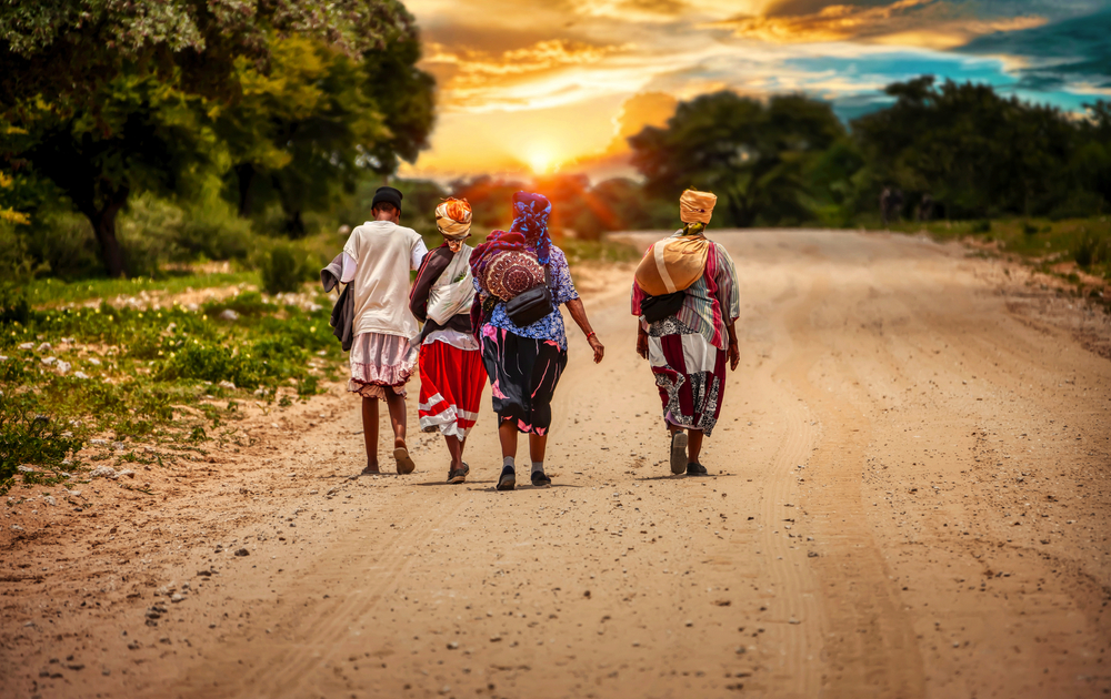 Frauen zu Fuß in der Kalahari-Region