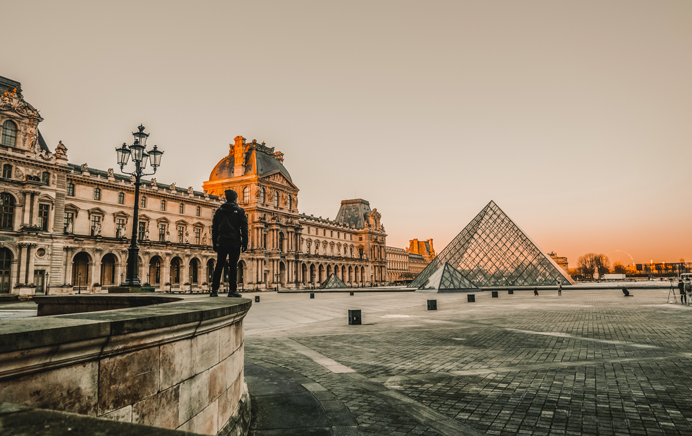 winterlicher Louvre in Paris, Frankreich