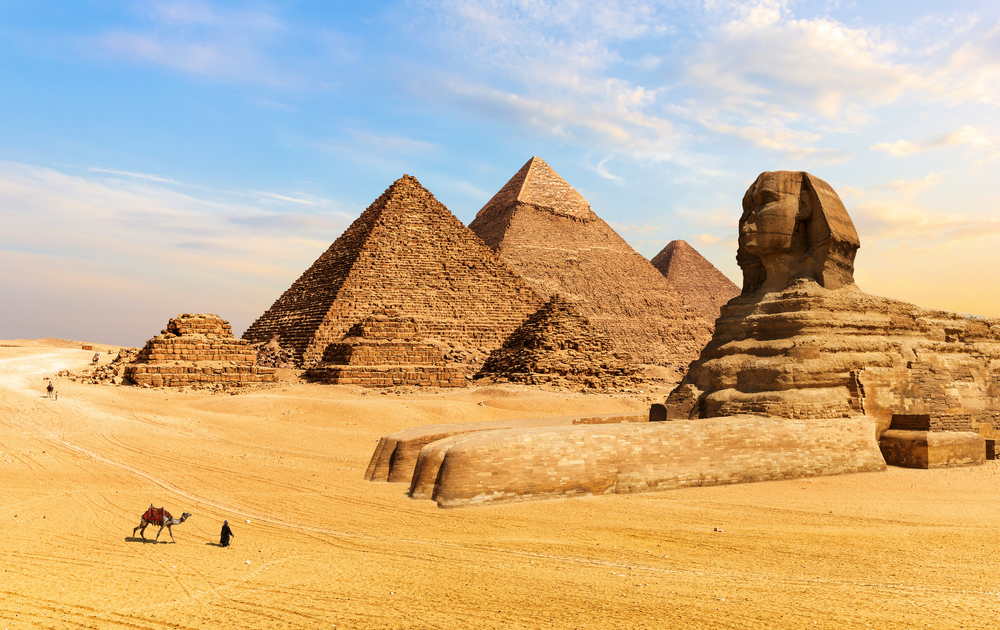 Blick auf die Große Sphinx und die Pyramiden von Gizeh, Ägypten